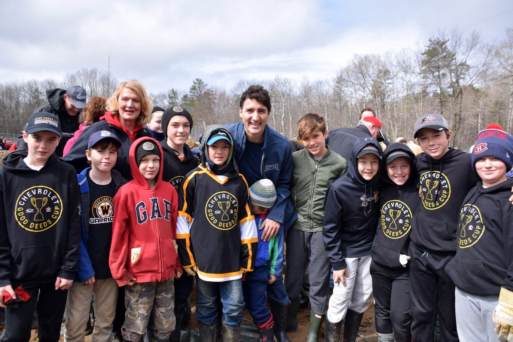 Prime Minister Justin Trudeau poses with MP Karen McCrimmon and volunteers including the West Carleton Warriors yesterday in Constance Bay. Photo by Shelley Welsh﻿