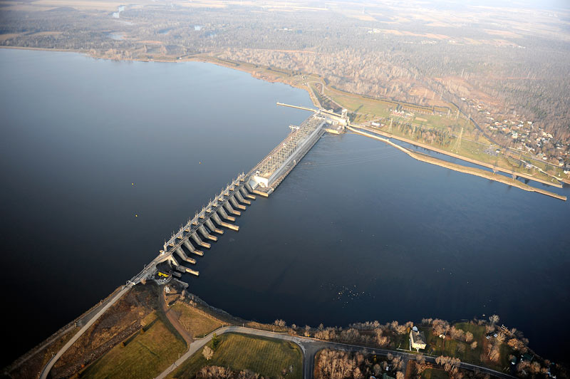 The Carillon dam is referred to as a run-of-the-river dam by the ORRPB, but traverses the entire width of the Ottawa River and should be classified as a reservoir dam according to Blyth. Courtesy Hydro-Quebec