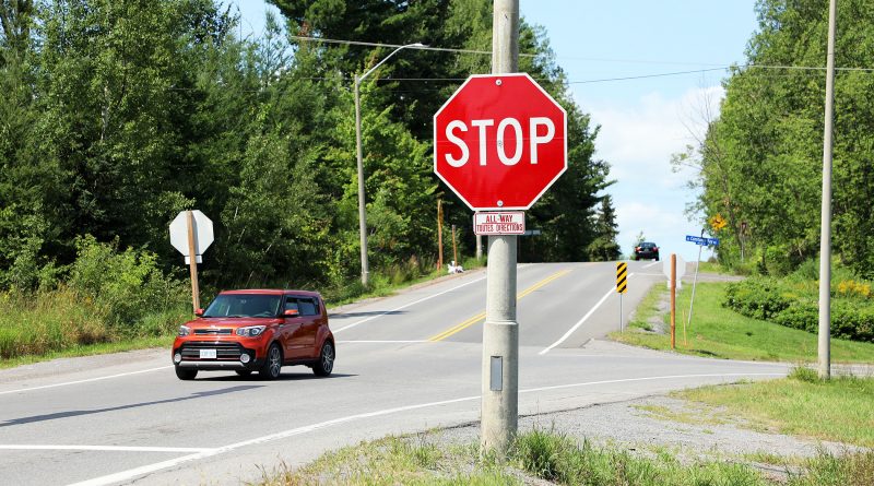 A photo of the new stop sign on Dunrobin Road.