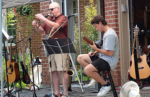 Musicians Laurie Walker and Jackson Champagne perform at the Island Vibes fundraiser.