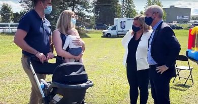 Conservative leader Erin O'Toole and his wife Rebecca speak with parents during a campaign stop in Carp yesterday.