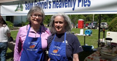 A photo of volunteers Suzanne Lee and Jill Blyth.