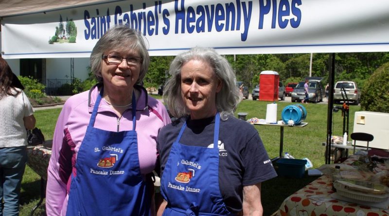 A photo of volunteers Suzanne Lee and Jill Blyth.