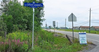 A photo of a road with a vaccination clinic sign.