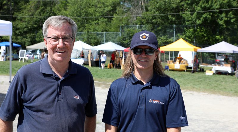 A photo of the mayor and a volunteer.