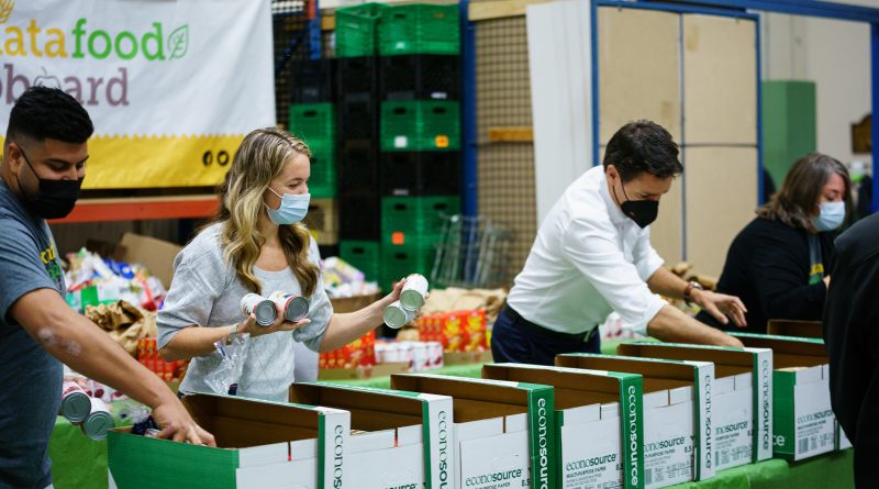A photo of Jenna Sudds and Justin Trudeau sorting food.