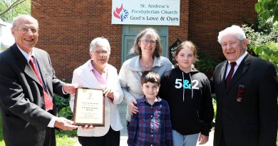 From left, St. Andrew’s acting Clerk of Session Bruce Buie, Judy Senior, her daughter Kathy Cassanto, grandchildren Romero, 6, Agnes, 11, and Rev. Phillip Robillard pose with the plaque the church will install in Wayne Senior’s honour. Photo by Jake Davies