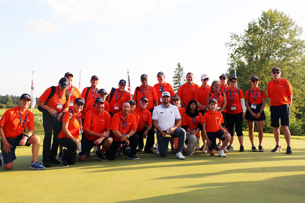 A group photo with the champion.