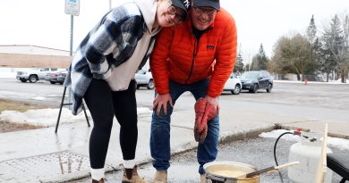 two people boil taffy.