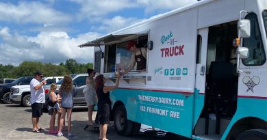 A photo of an ice cream truck working in Dunrobin.