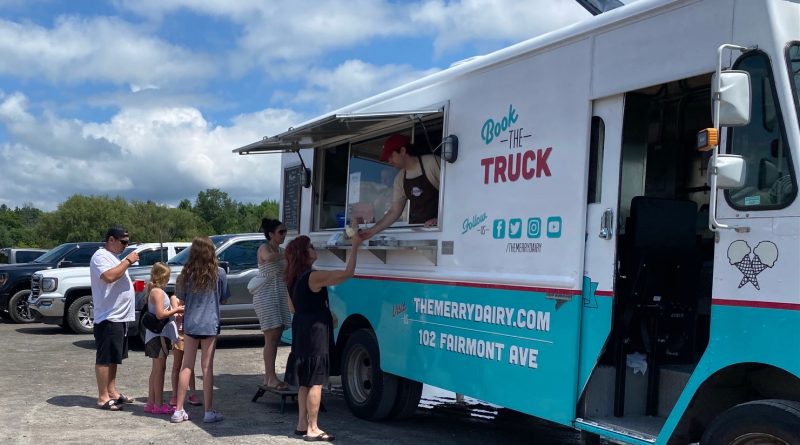 A photo of an ice cream truck working in Dunrobin.