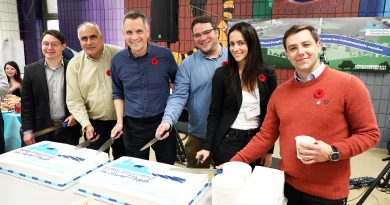 A photo of politicians cutting cake.