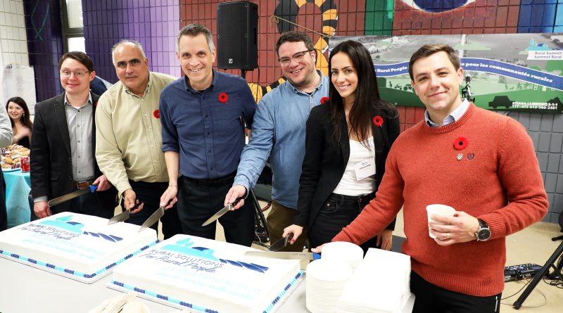 A photo of politicians cutting cake.