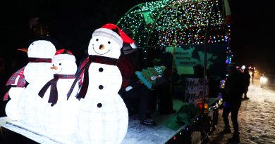 A float with three snowmen on it.