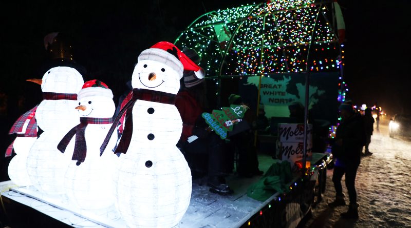 A float with three snowmen on it.