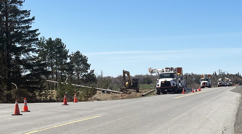 A photo of Hydro crews working.