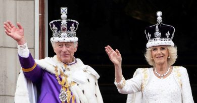 The King and Queen wave to the masses.