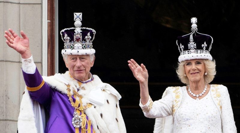 The King and Queen wave to the masses.