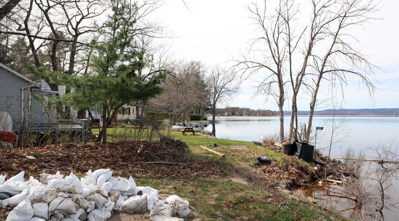 A photo of the shoreline in Constance Bay.