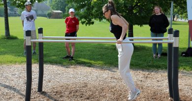 A woman does work on the parallel bars.