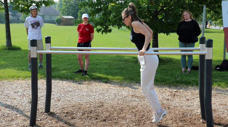 A woman does work on the parallel bars.