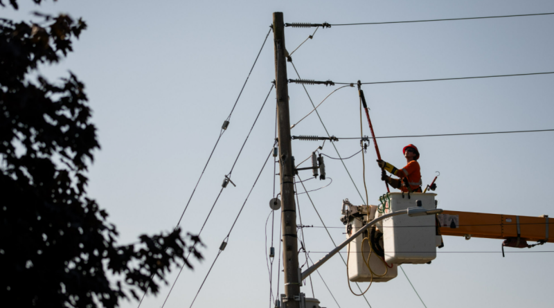 A photo of hydro crews working.