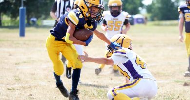 A football player avoids a tackle.