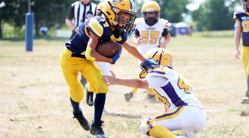 A football player avoids a tackle.