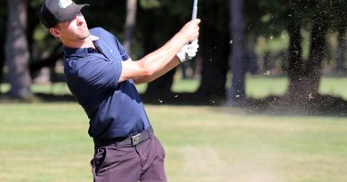 A photo of a golfer.