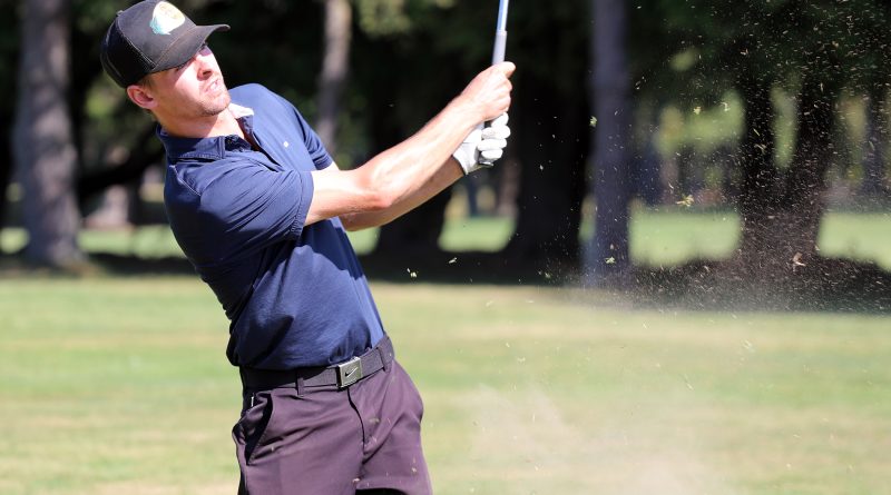 A photo of a golfer.