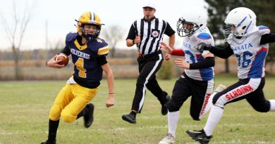A football player runs with the ball.