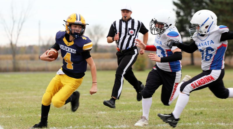 A football player runs with the ball.