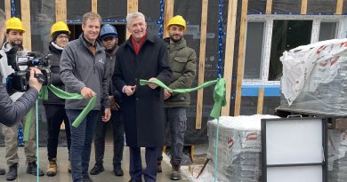 Project leaders and dignitaries cut a ribbon.