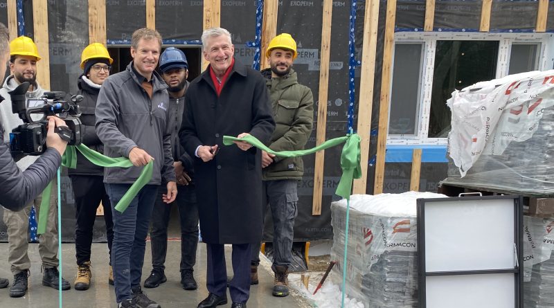 Project leaders and dignitaries cut a ribbon.