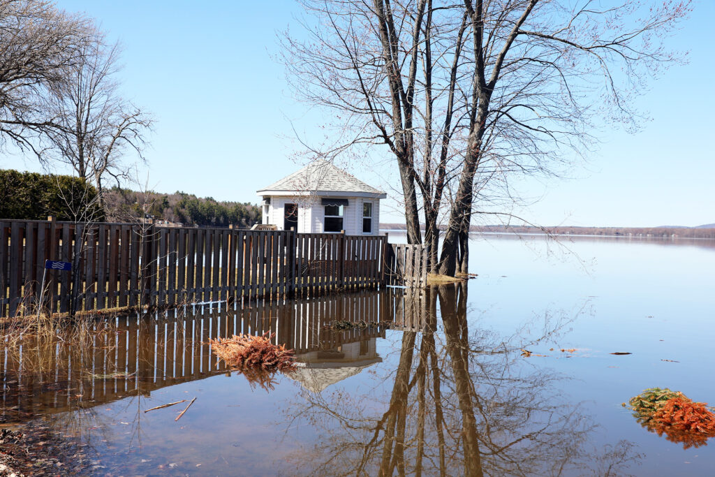 A photo of a shoreline.
