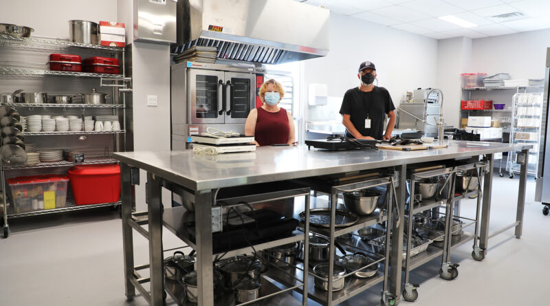 A photo of a kitchen.