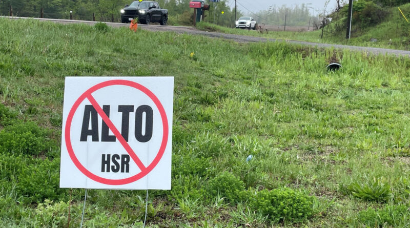 A photo of a no Alto sign.