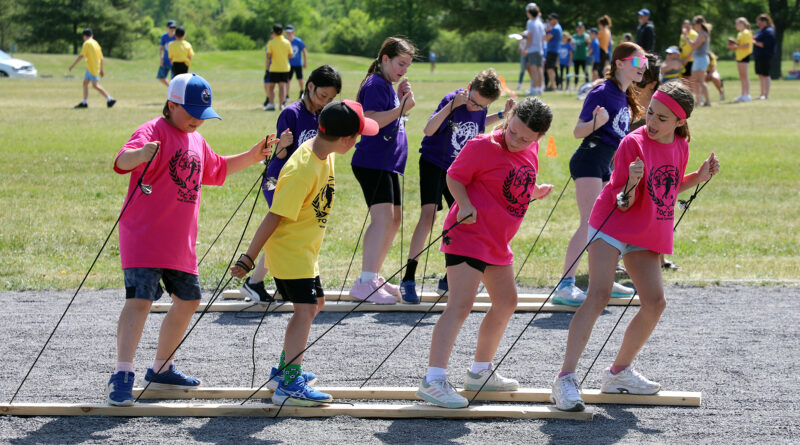 Kids take part in a plank race.